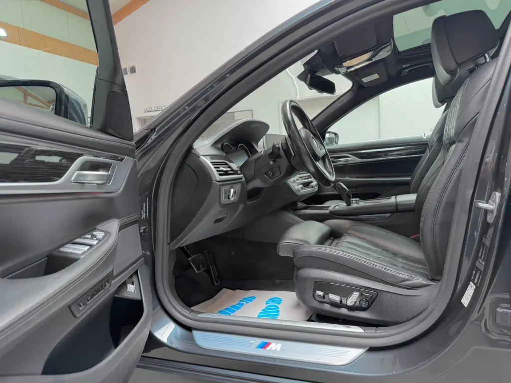 BMW 750i – Bild 8 von 37