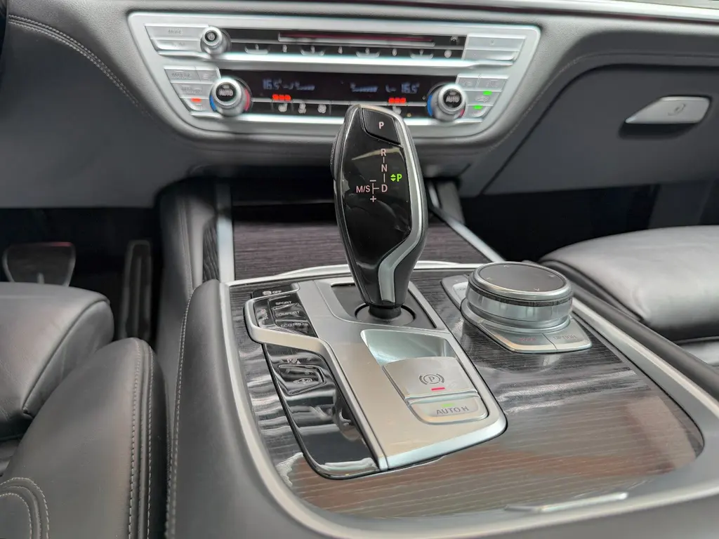 BMW 750i – Bild 21 von 37