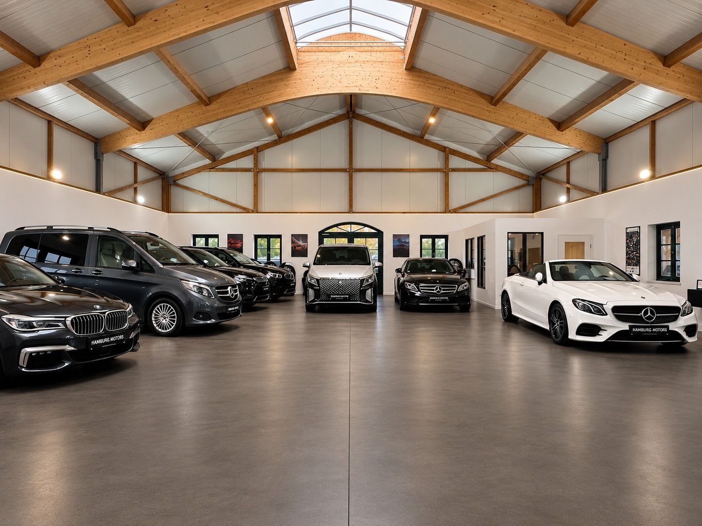 Showroom-Halle von Hamburg Motors mit Holzbindern, Oberlicht und Fahrzeugen von BMW, Mercedes-Benz und Volkswagen
